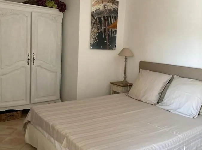 Lone Star House Bed & Breakfast 4*